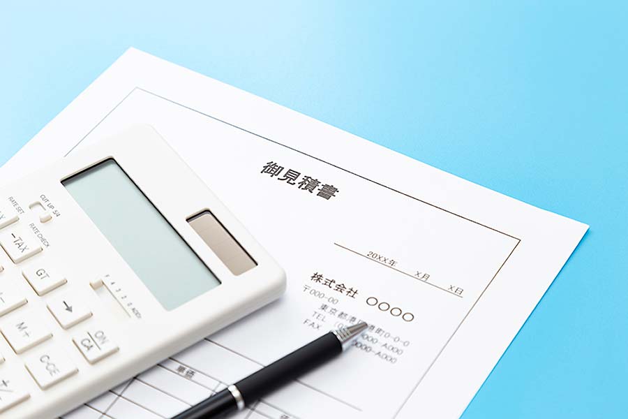 お見積り書と電卓とペン